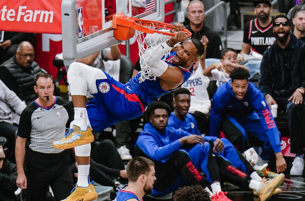 猛龙横扫法国男篮,乔治送出助攻 猛龙横扫法国男篮,乔治送出助攻