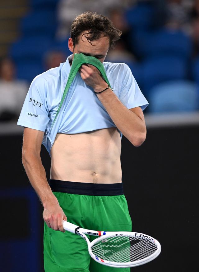 包含西班牙网球队横扫澳大利亚网球队，梅德韦杰夫统治全场的词条