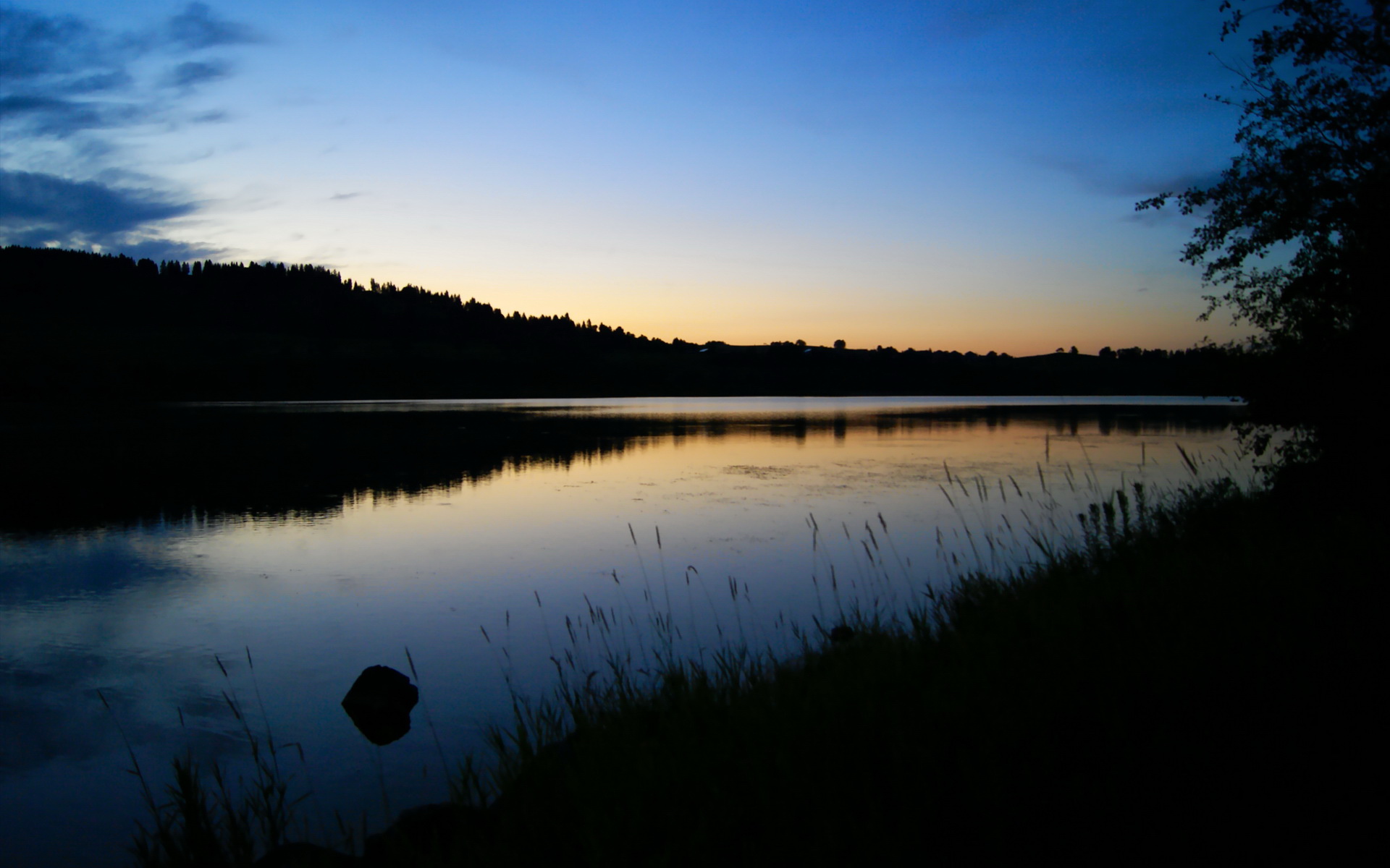 足球之夜的双重奏，拉什福德爆发闪耀，比利亚雷亚尔压哨绝杀智利