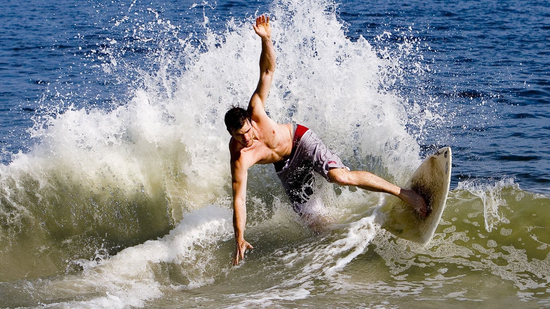 铁血锁链与无解核心,现代足球的战术两极