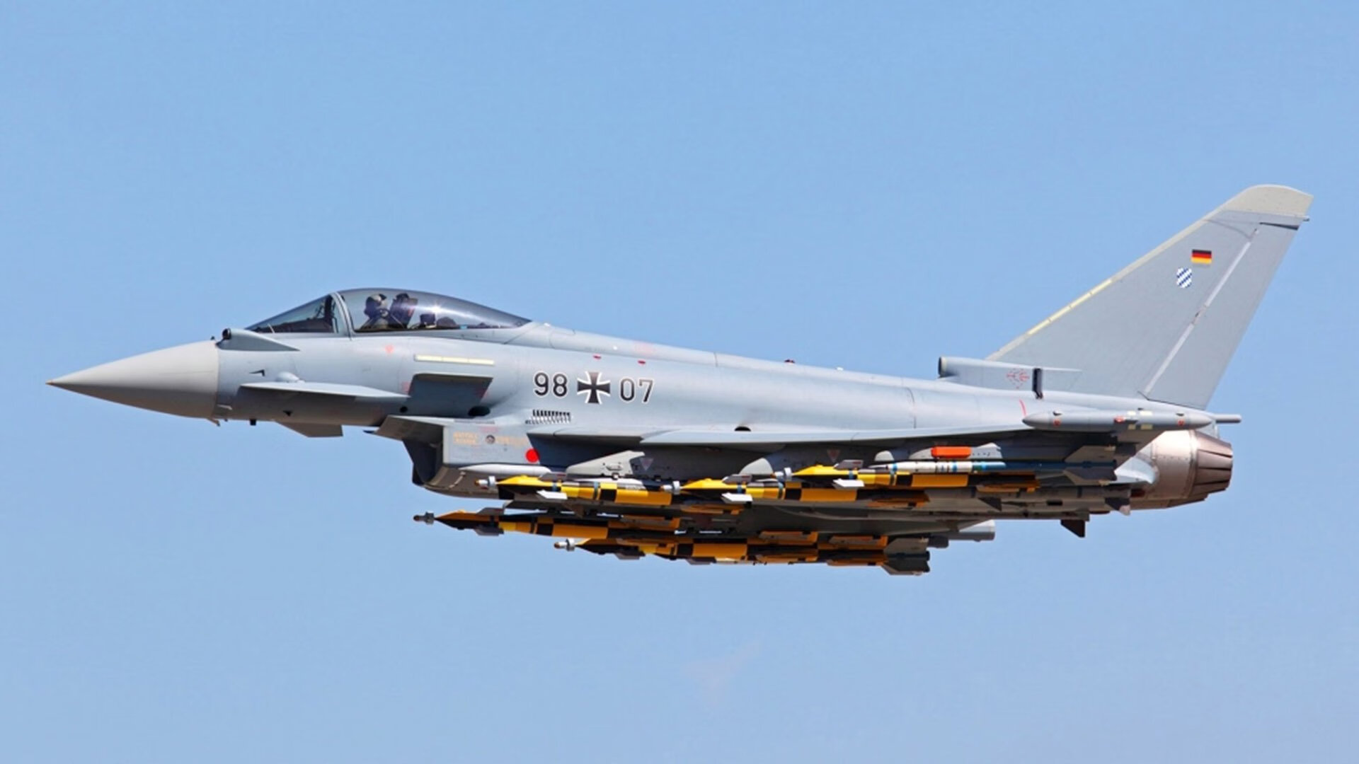 风驰电掣,F1新赛季揭幕战与太阳击溃上海队的双线战场